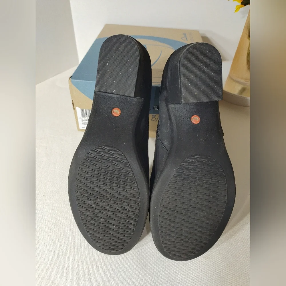 CLARKS Unstructured Lindel Ankle Boots - Picture 8 of 12